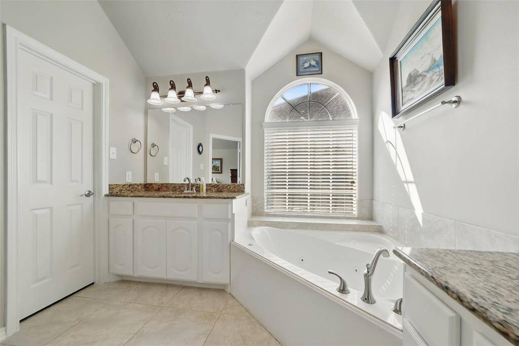 Primary ensuite with jetted tub