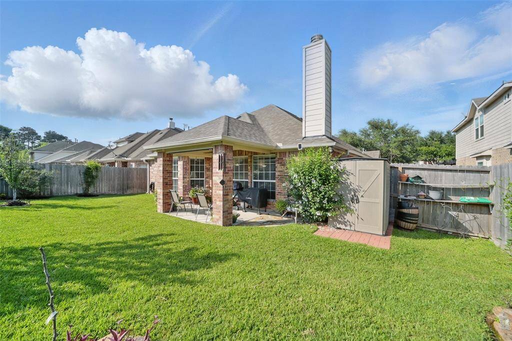 Perfectly sized back yard Goldilocks would love, not too big, not too small, just right!