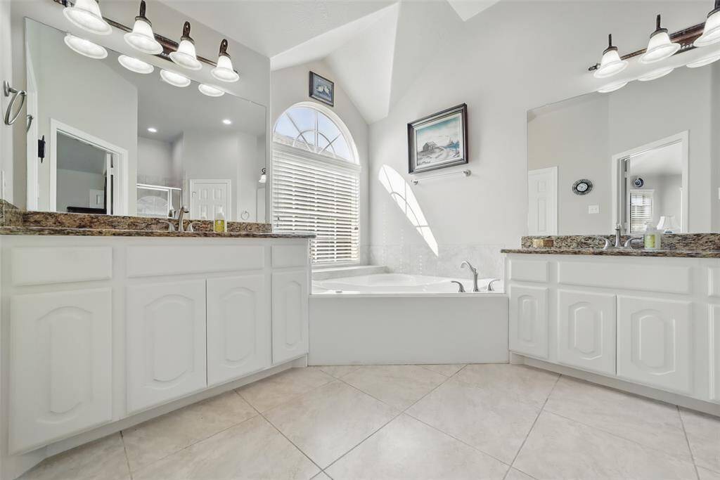 Dual sinks in primary ensuite