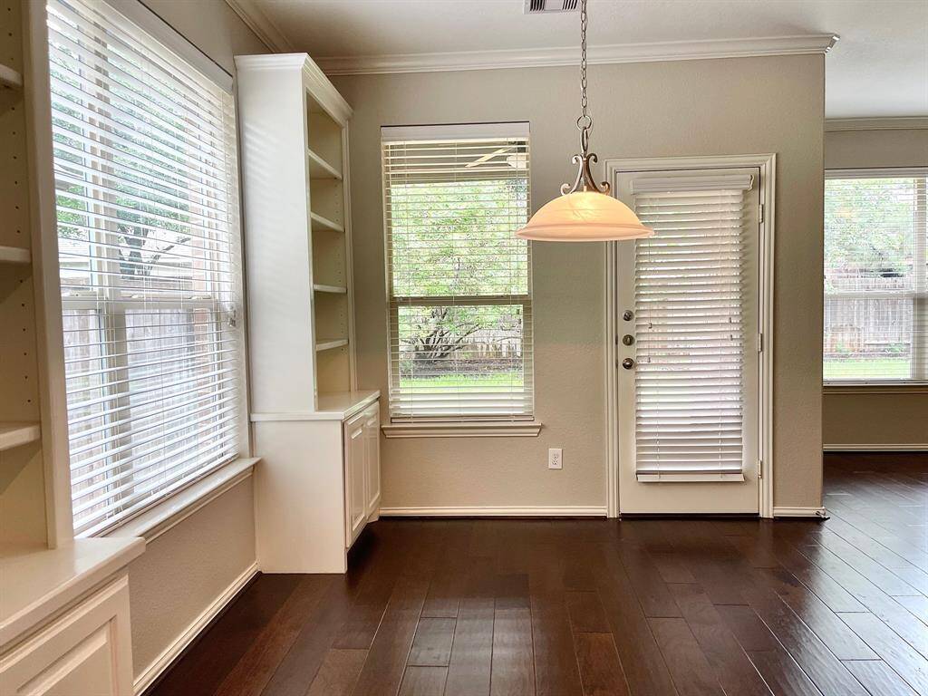 Kitchen dining area