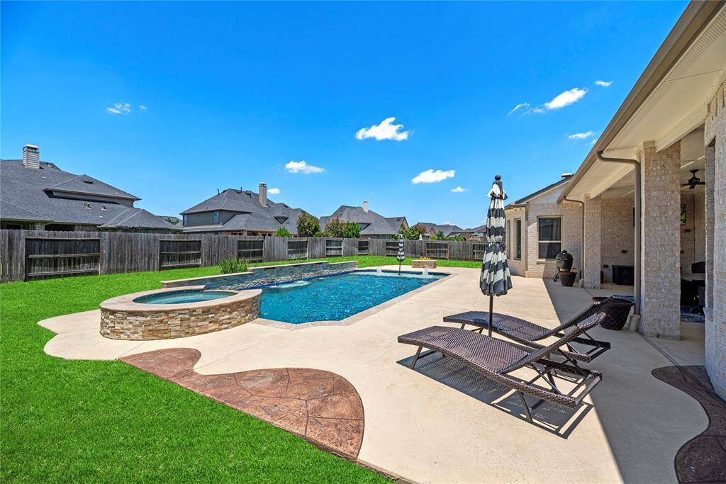 Alternate view of the backyard.
