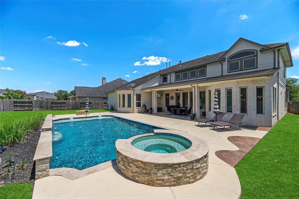 Alternate view of the backyard.