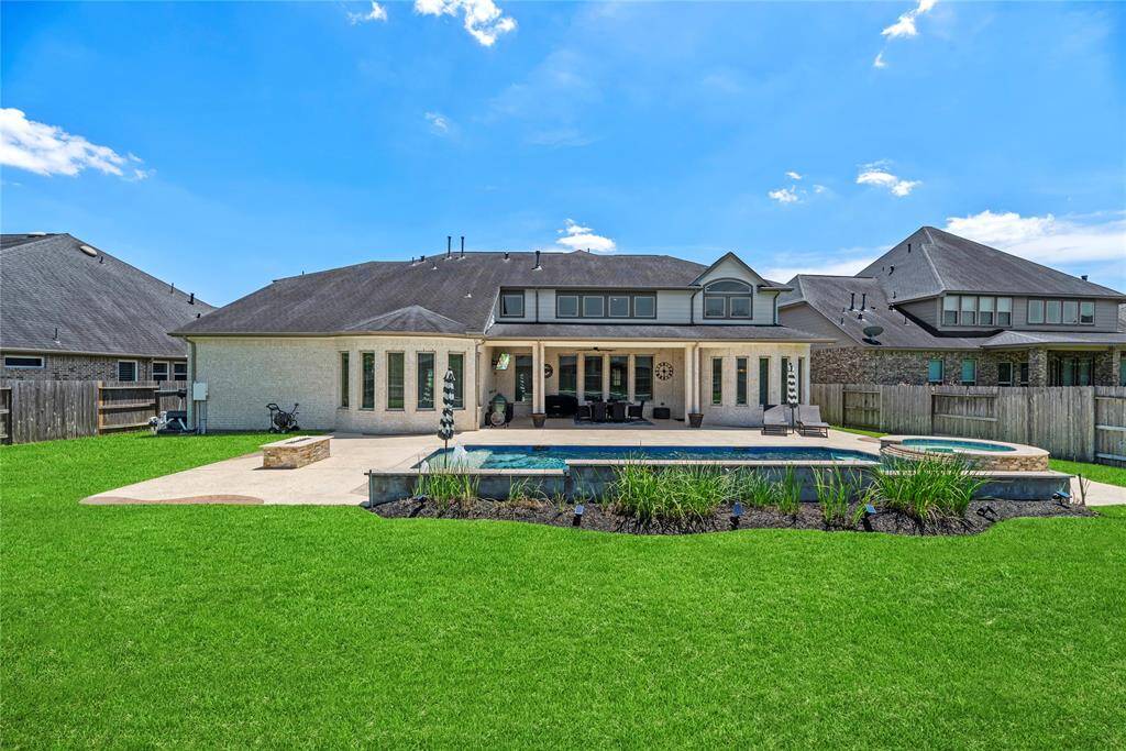 Alternate view of the backyard.