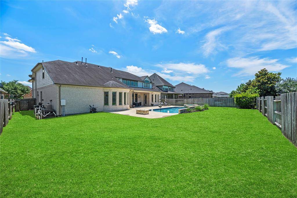 Alternate view of the backyard.