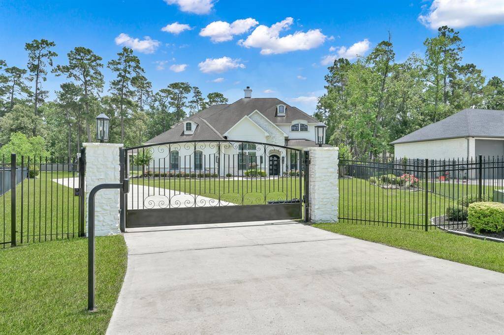 Secure your privacy with this modern electronic gate, installed in 2021, ensuring peace of mind for your family and pets.