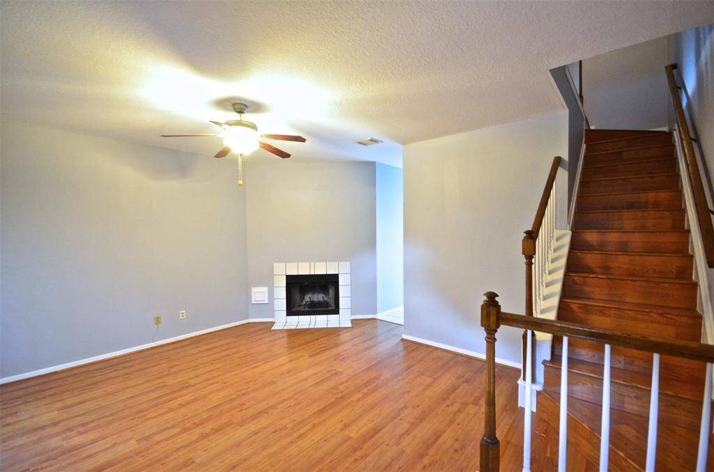 2910 Grants Lake 601 - Fresh designer paint thru out! Recent wood floor, no Carpet.