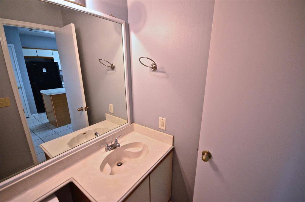 Powder room on 1st floor for guests!