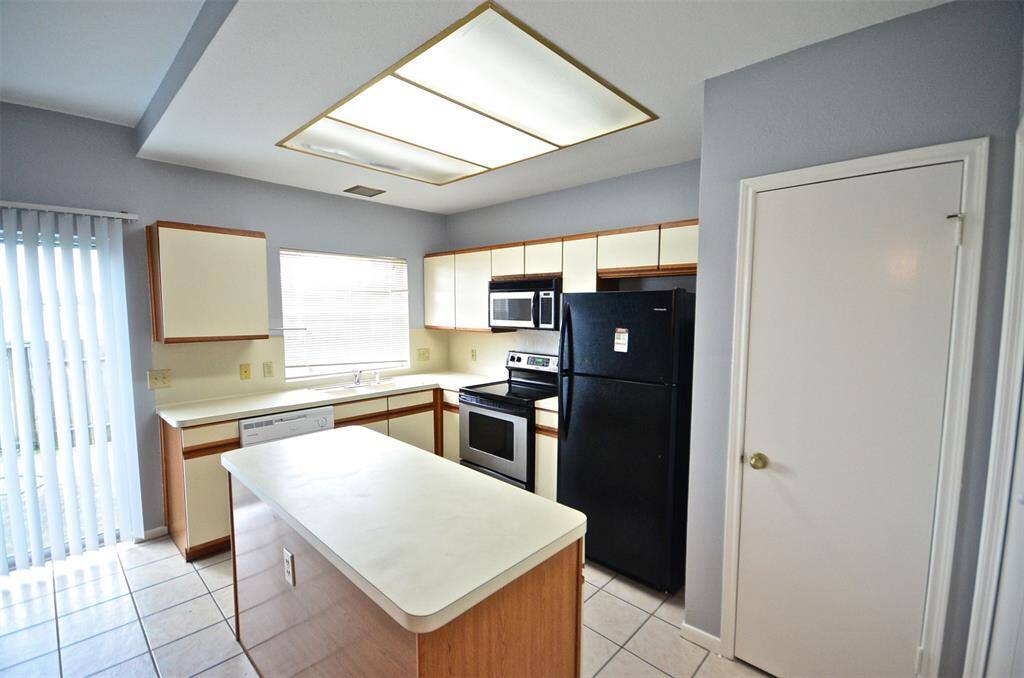 Island kitchen, refrigerator included