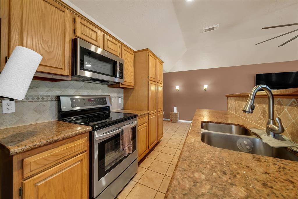 Breakfast bar with granite countertops provided additional dining option.