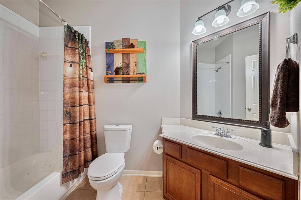 Full bath in front of the home for the secondary bedrooms to share.