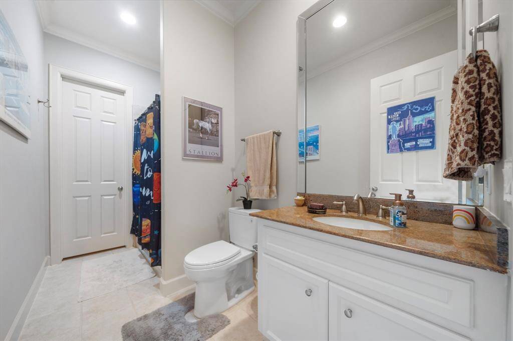 En-suite bathroom #1