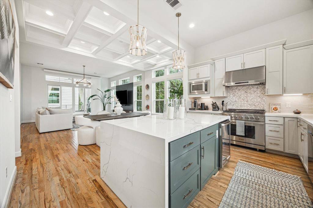 Alternate view of the kitchen - all appliances stay