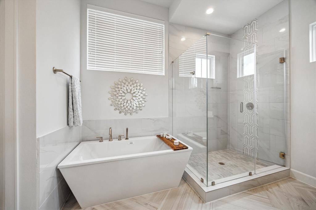 Ensuite to primary - soaking tub and separate standing shower