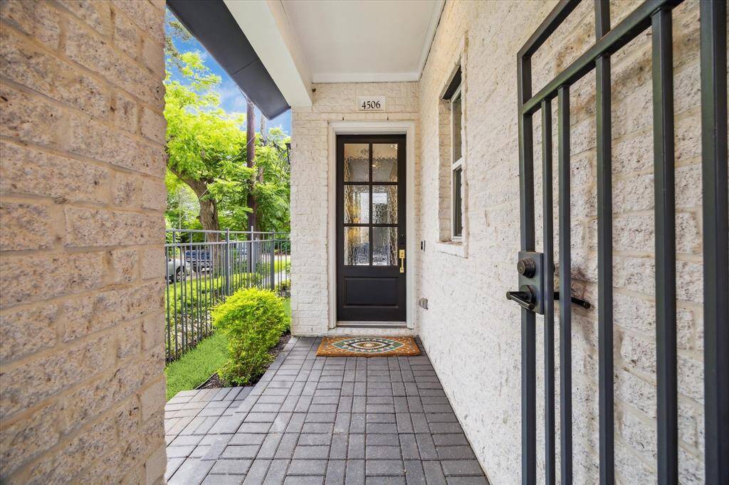 Private, gated entry on this dead end street