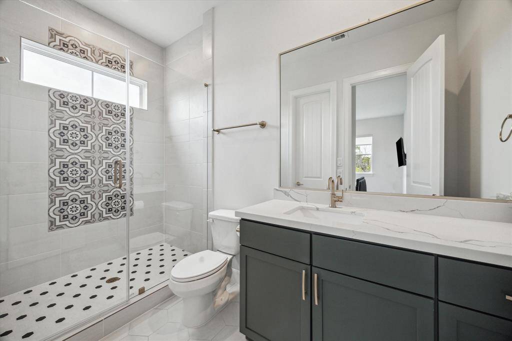 Ensuite to third bedroom - includes a walk-in closet.