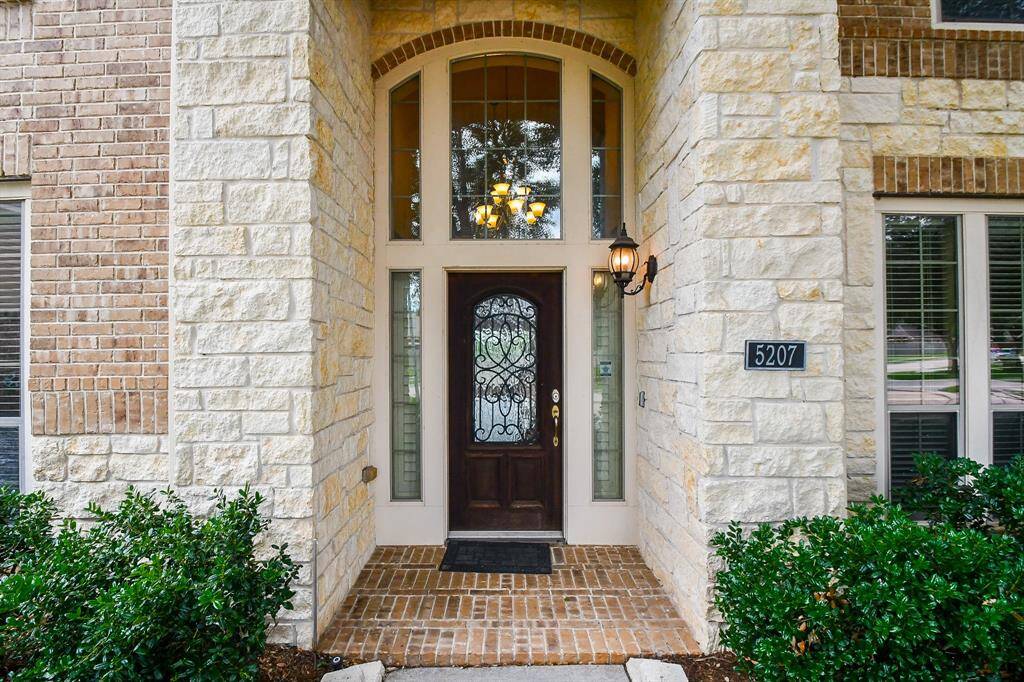 Isn’t this entry just beautiful? Love the stone arches around the door—it feels so cozy and thoughtful. And look at that glass—it sparkles in the light! Even that little lantern by the door makes it feel extra welcoming.