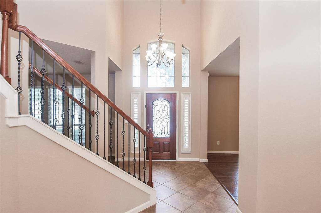 This entry just feels good—bright, open, and so welcoming. The iron staircase adds a little drama, and when the light pours through those tall windows onto the wood floors... it’s just one of those moments where you stop and smile.