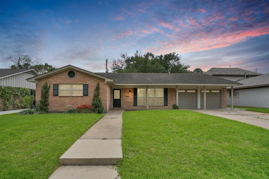 CHARMING COTTAGE STYLE 1-STORY HOME WITH GABLED ROOF AND DECORATIVE SHUTTERS. NEVER FLOODED.