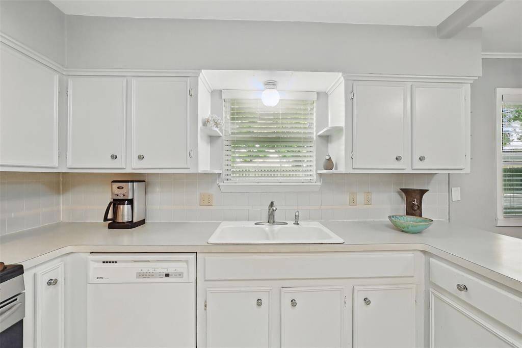DOUBLE SINK WITH VIEWS OF THE BACKYARD.