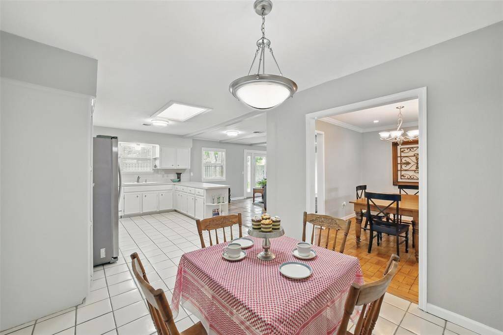 THE BREAFAST AREA FEATURES PRETTY LIGHT FITTING.