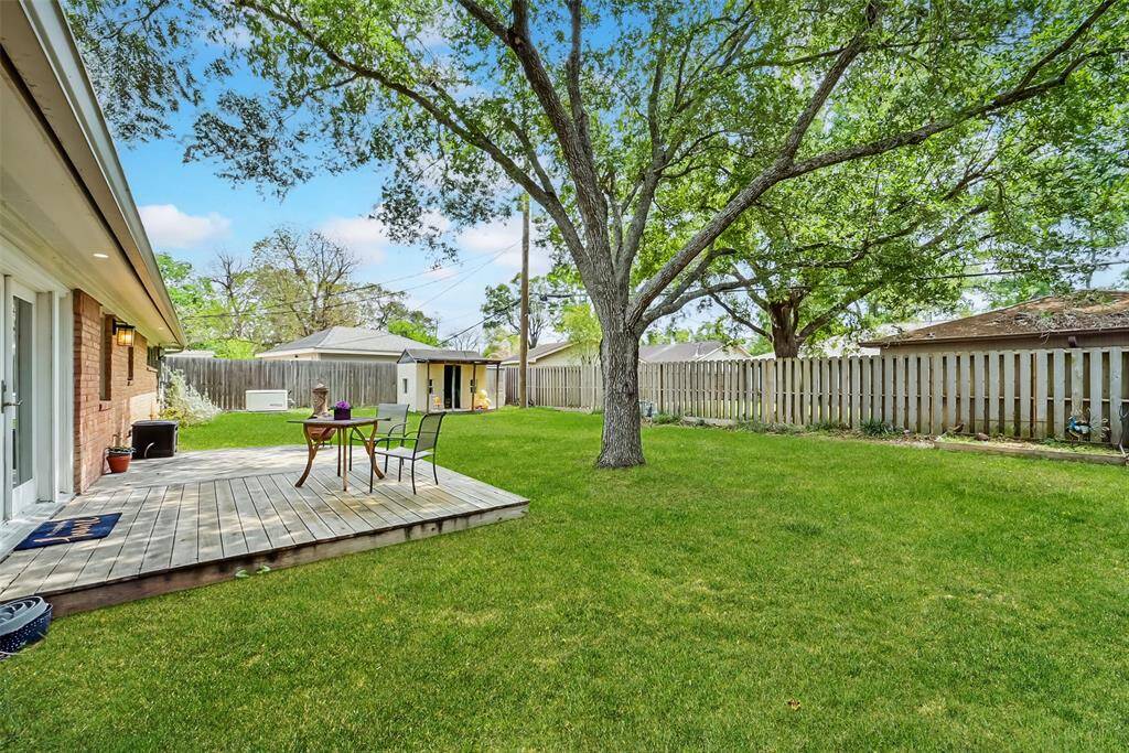 THE BACKYARD FEATURES PATIO AREA, PERFECT FOR SUMMER BARBECUES AND AL-FRESCO ENTERTAINING.