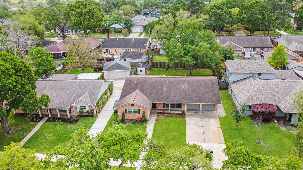 AERIAL VIEWS OF THE HOME AND LOT.