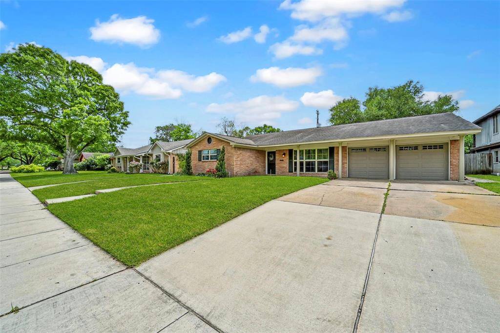 THE HOME FEATURES ATTACHED 2 CAR GARAGE WITH DOUBLE WIDE DRIVE WAY FOR ADDITIONAL PARKING.