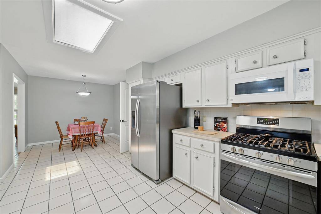 THE KITCHEN IS WELL EQUIPPED WITH 5 BURNER SINGLE OVEN AND MICROWAVE.