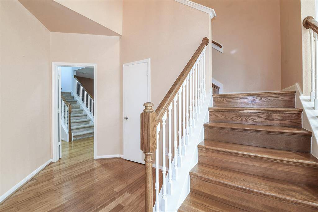 STAIRS TO 2ND PRIMARY BEDROOM