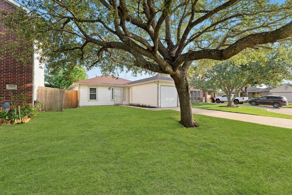 Welcome to 6427 Burdine Ct! Located on a cul-de-sac street in the hidden gem of a neighborhood called Green Park.