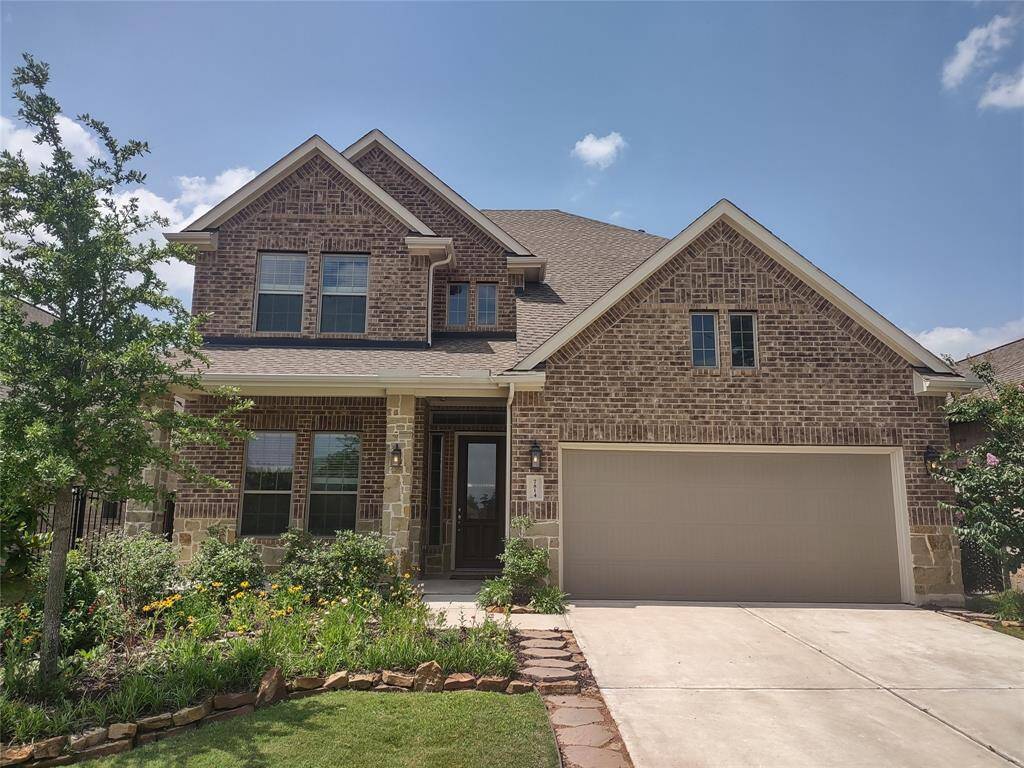 Great curb appeal - mixed stone front
