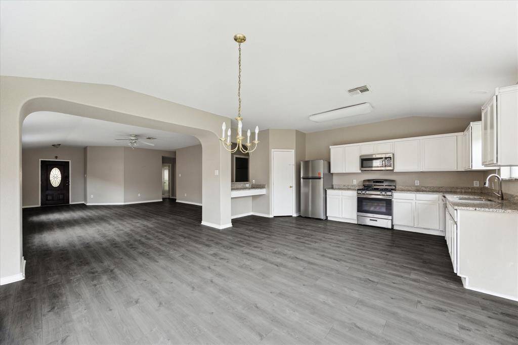 I love the kitchen it is spacious. Stainless applicances, and grantite coutertops.