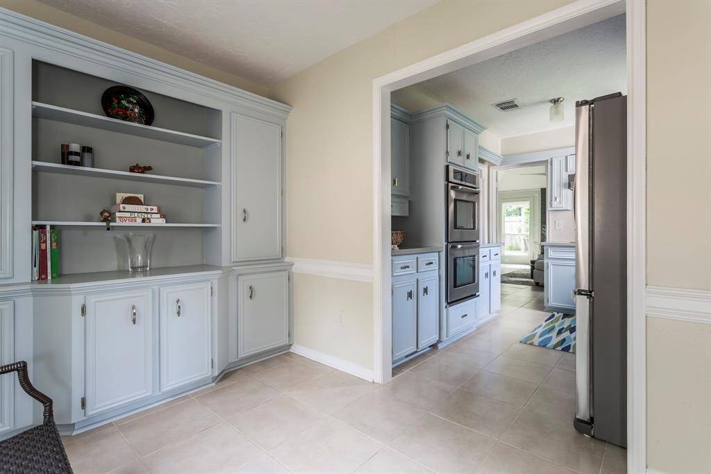 Enjoy morning coffee, after-school snacks, or a quiet dinner in this charming breakfast area. Built-in cabinetry offers extra storage and display space, while neutral finishes and tile flooring keep the look clean, bright, and easy to maintain. Just steps from the kitchen, it’s a cozy and functional spot for everyday living.