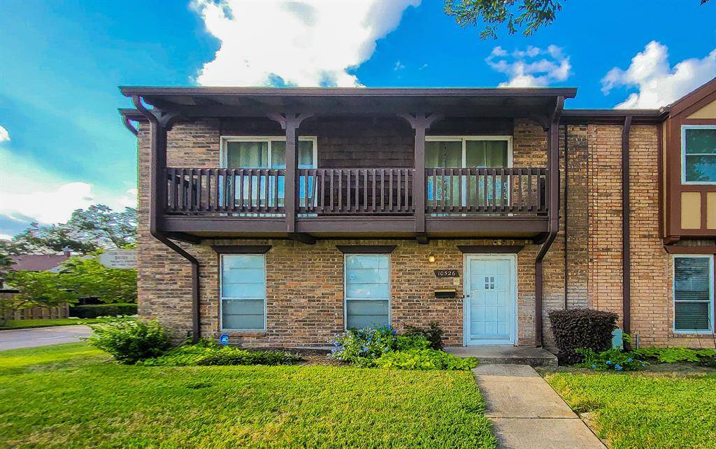 Enjoy this low maintenance townhouse.