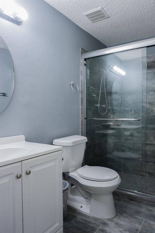 Upstairs full bathroom.