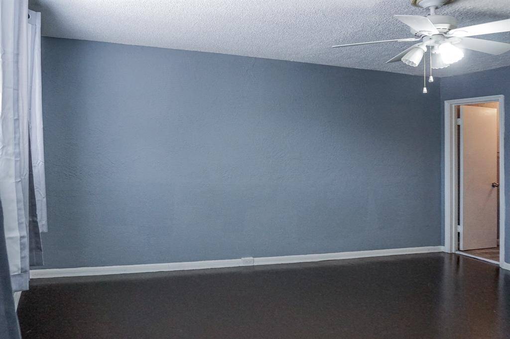 Large primary bedroom.