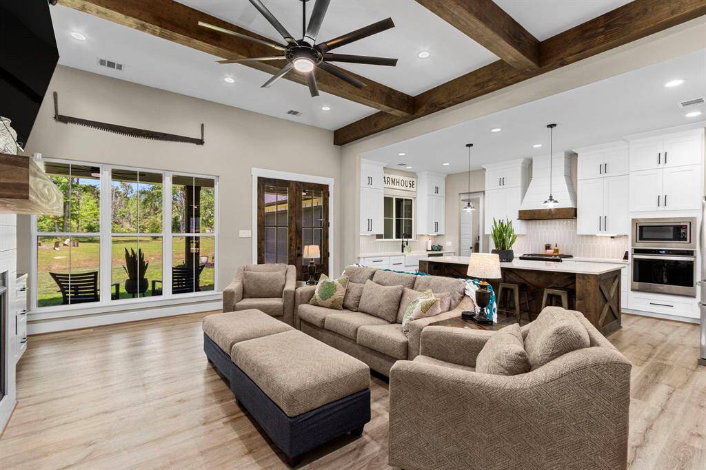 Beautiful open living space, Bright white and spacious.