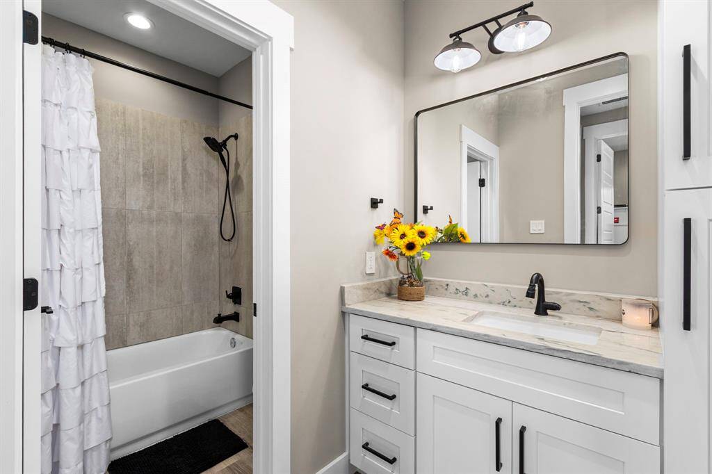 Shared guest bathroom with all modern finishes, plenty of storage and privacy.