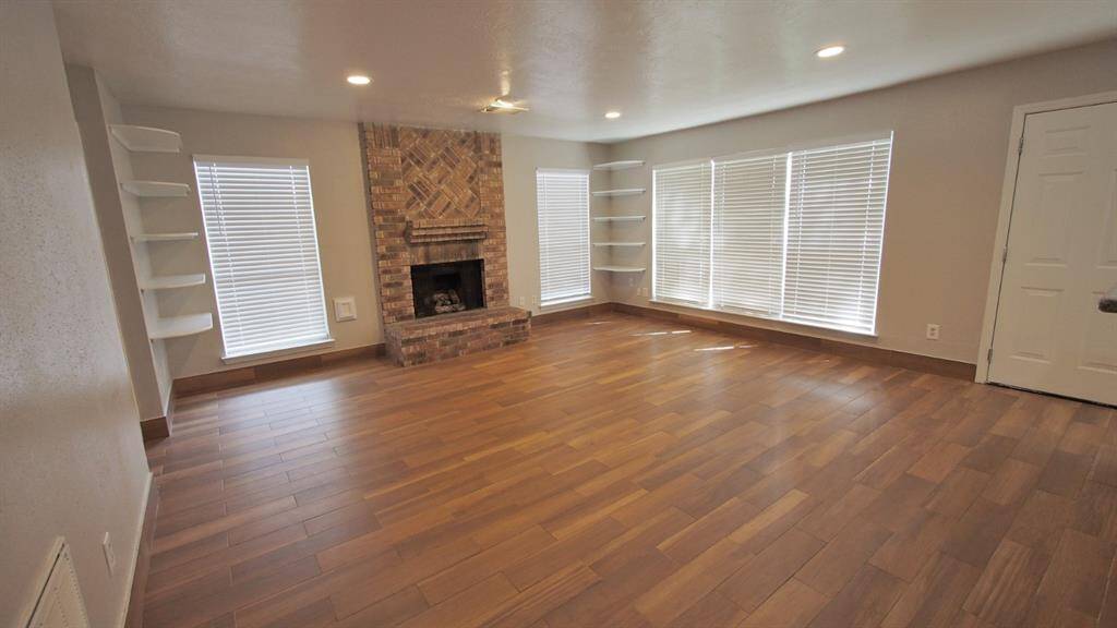 Picture of the Family-Room ... with large Fire-Place...