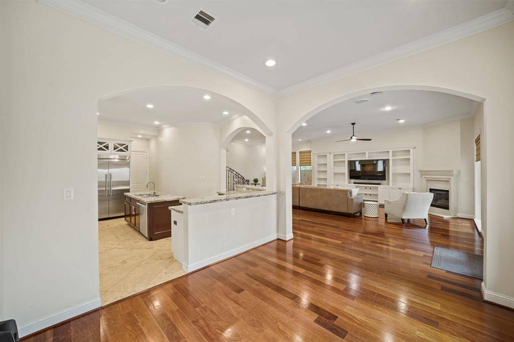 Imagine preparing your favorite meals & recipes and entertaining family & friends in this gorgeous home with its open & flowing floor plan!