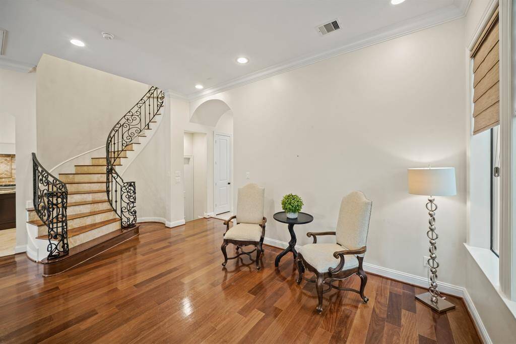 Feauting plate glass windows with shades, this spacious formal living area offers an abundance of furniture placement opportunities!