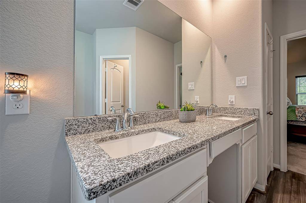 Two sinks for your convenience!