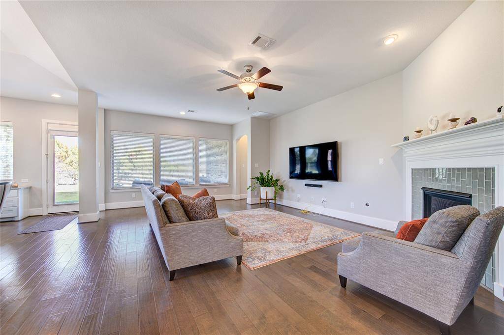 Living room with a age range fire place