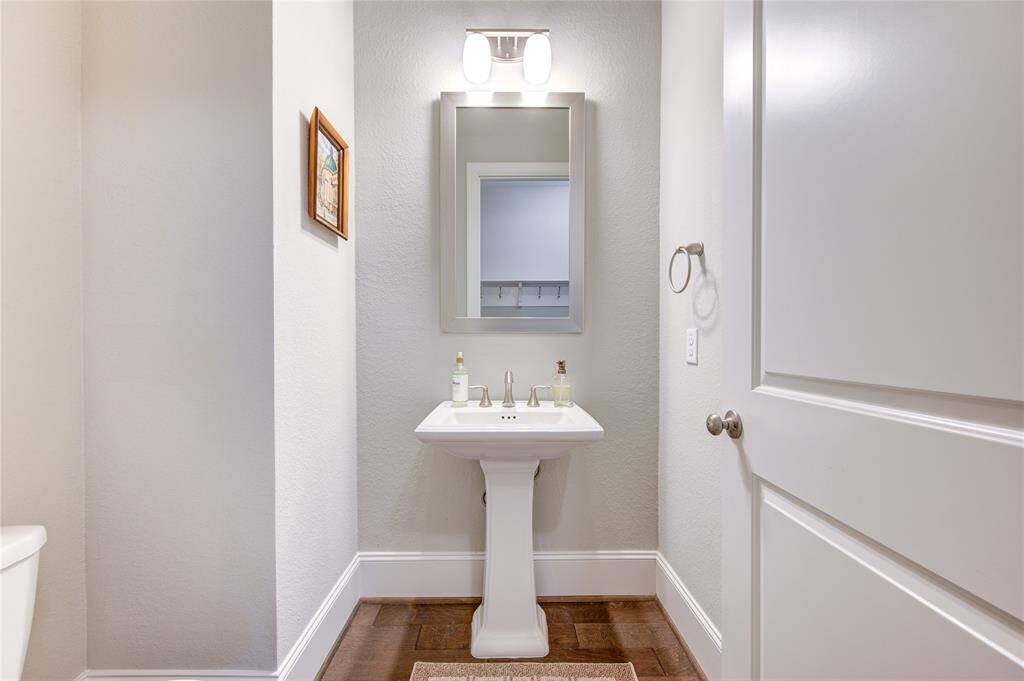 half bath right by the study
