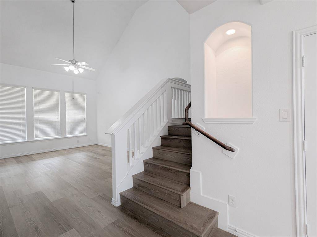 Elegant niche wall and vinyl staircases