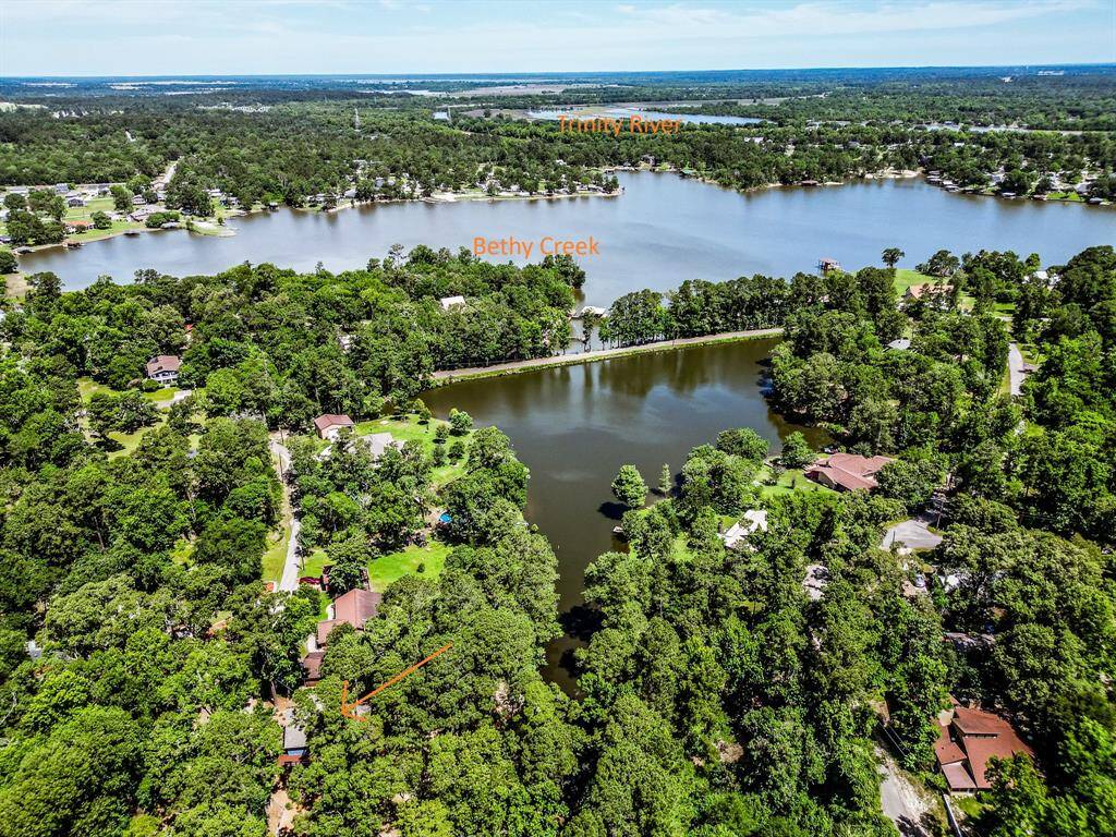 House is not only located on the water, but it is located in a very quiet area of the neighborhood with tons of trees around.