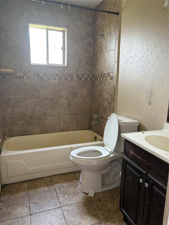 Hall bathroom with tub and tile surround