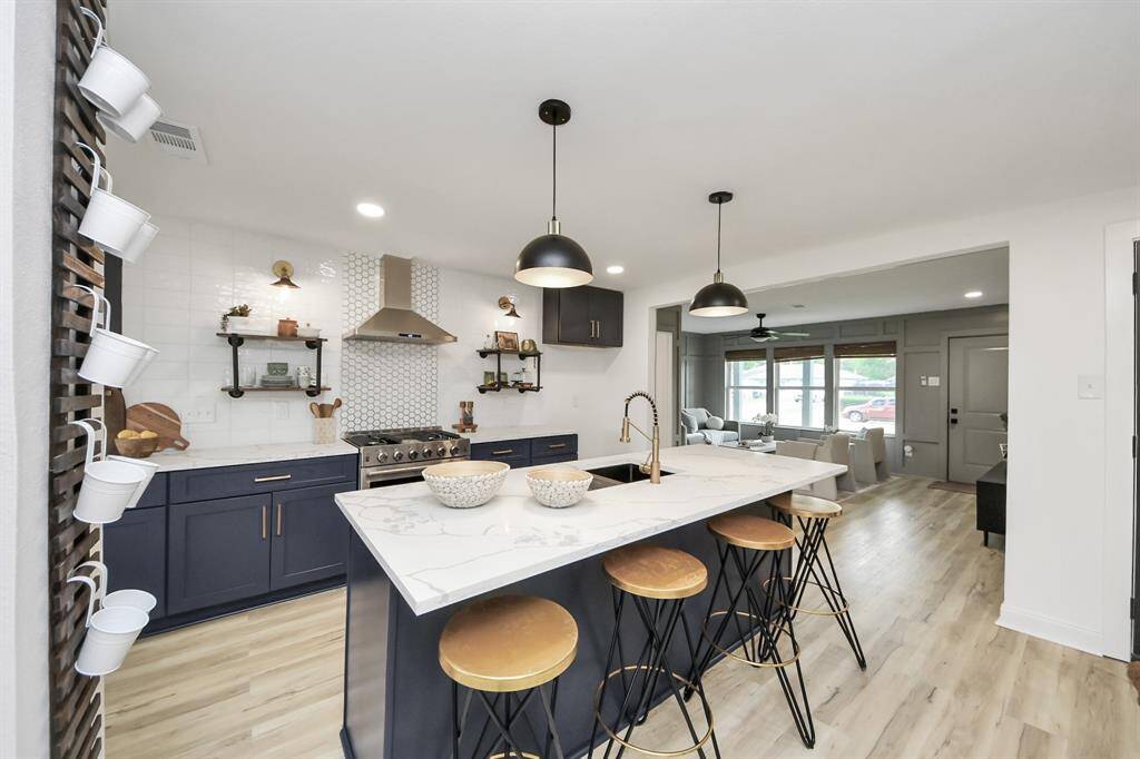 Adorned with a tasteful breakfast bar,the island seamlessly blendspracticality with style, making it theperfect place for quick meals orsocializing while cooking.