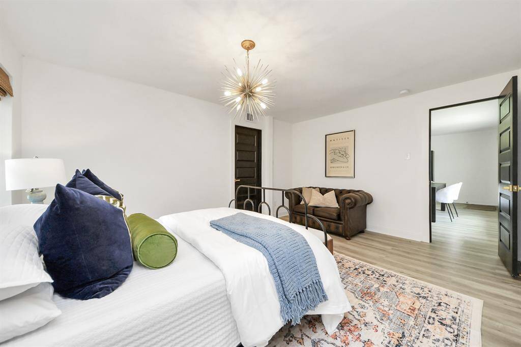 Beautiful flooring underfoot adds a touch of luxury,creating a warm and invitingatmosphere that extends throughoutthe space.