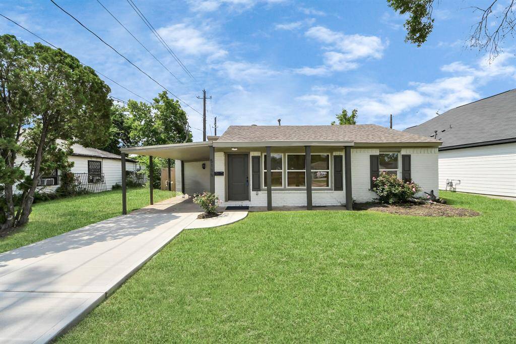 The property features a spaciousand inviting interior, complementedby a wide driveway that adds bothconvenience and curb appeal.